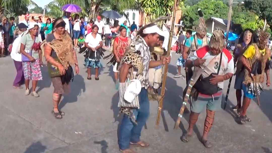 Los Tacana danzando en una festividad en Tumupasa.