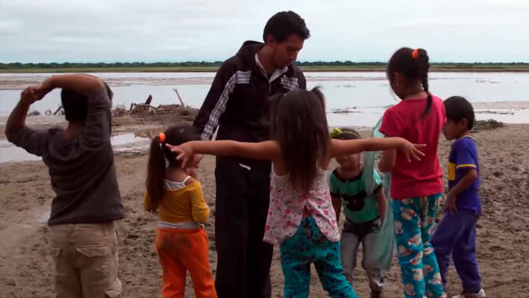 Los niños Tapiete a orillas del río Pilcomayo, los guardianes de la lengua.