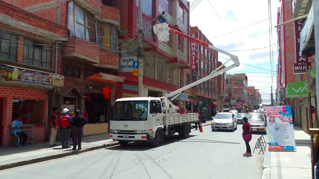 Distrito 6 de El Alto se benefició con 100 luminarias LED que ayudarán a fortalecer la seguridad ciudadana