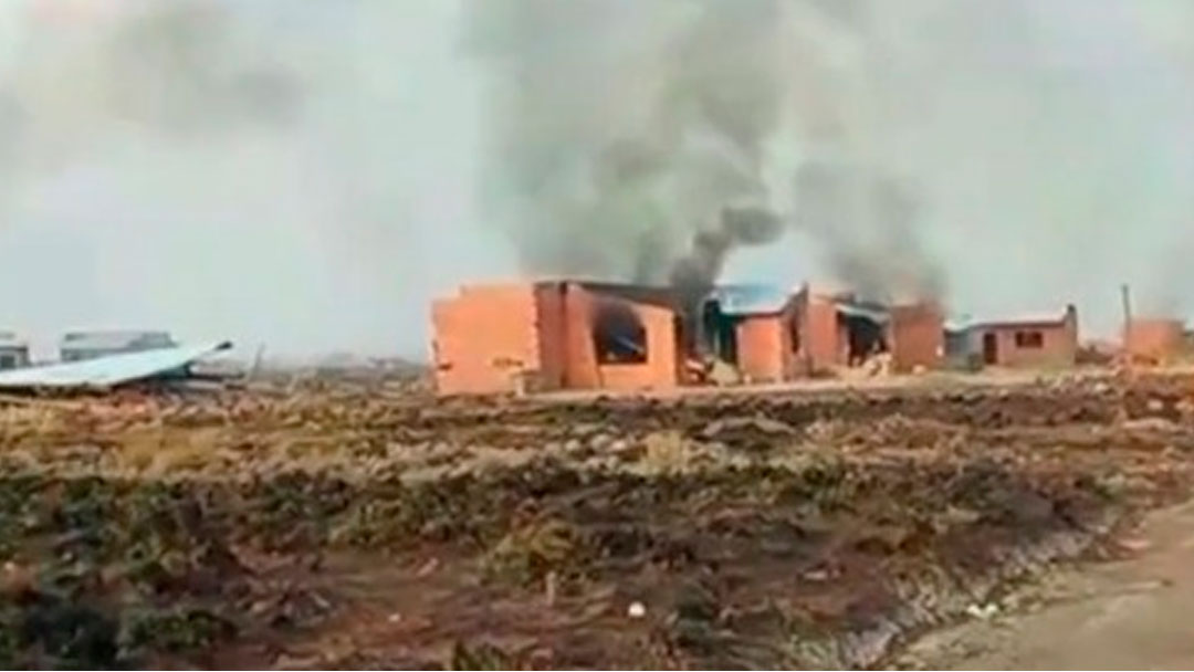 Viviendas construidas por presuntos avasalladores en El Mercedario son destruidos.