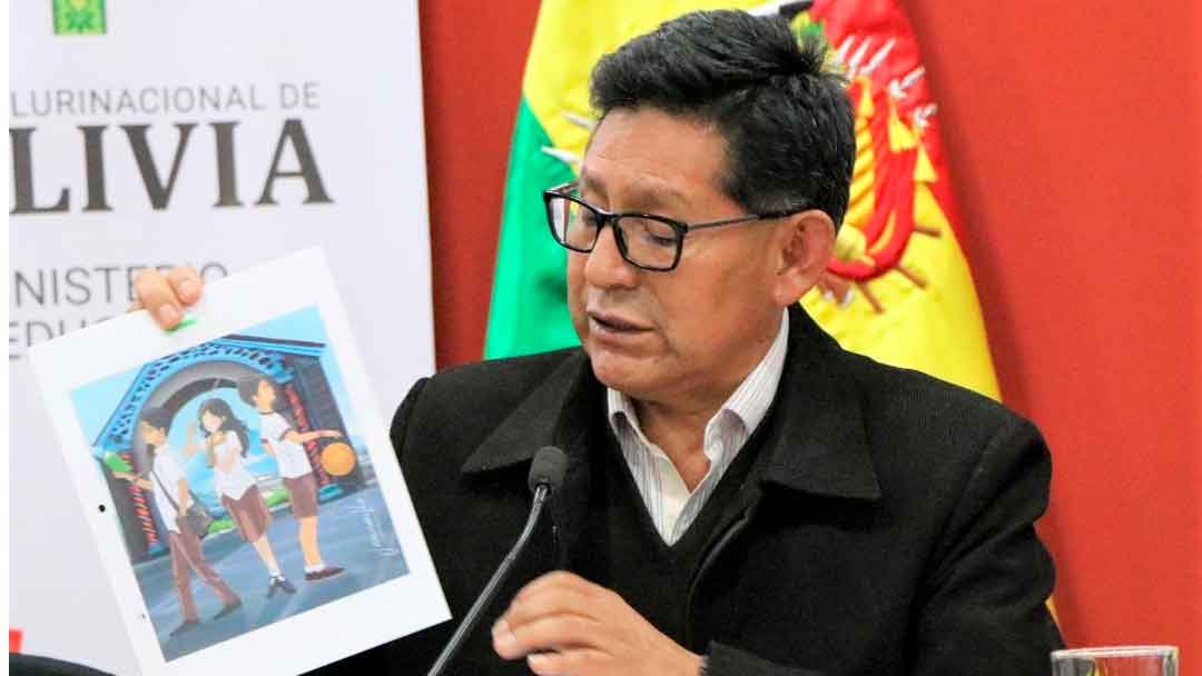 El ministro de Educación, Edgar Pary, con la portada de un texto de aprendizaje cuestionado.