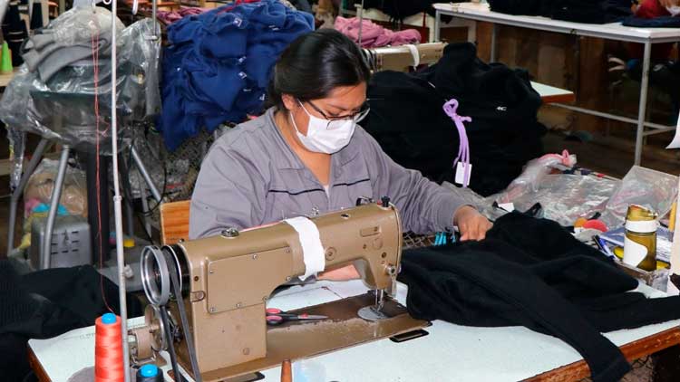 Mujer boliviana trabajando en una textilera.