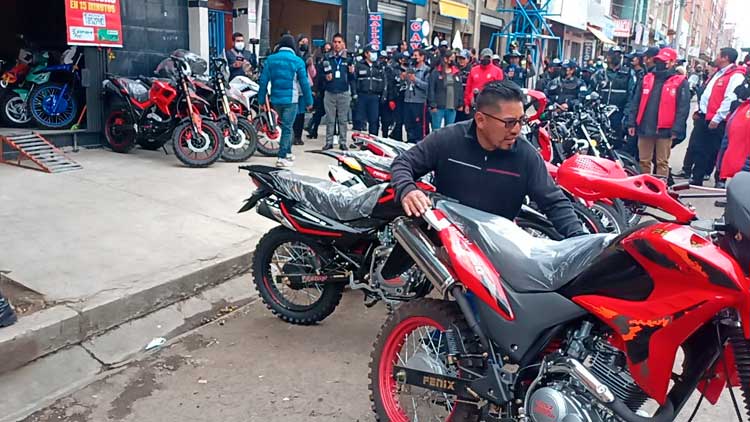 Alcaldía de El Alto retira puestos de comercio ambulante en ocho cuadras de la avenida Juan Pablo II.