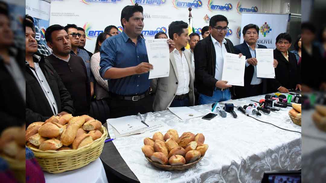 Gobierno y panificadores suscriben acuerdo.
