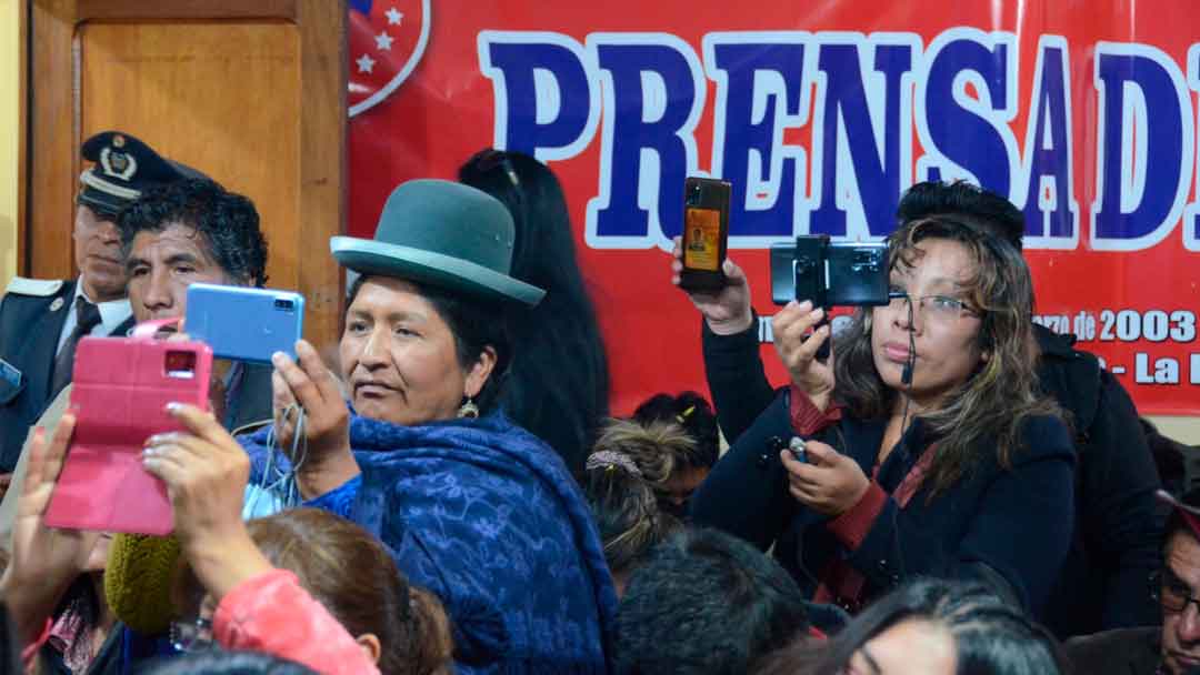 El ciberperiodista rompe barreras tradicionales y convive día a día con la gente