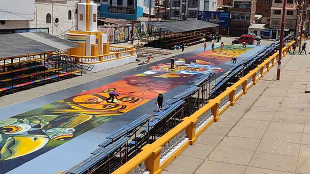Artistas plásticos pintan la explanada de la Avenida Cívica con las máscaras de Diablo, Moreno, Llamero entre otros.