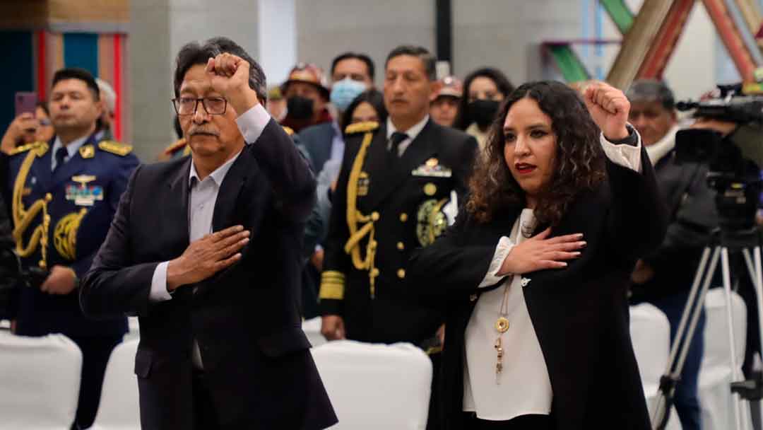 Los nuevos ministros de Salud y Minería, María Renée Castro y Marcelino Quispe, respectivamente.