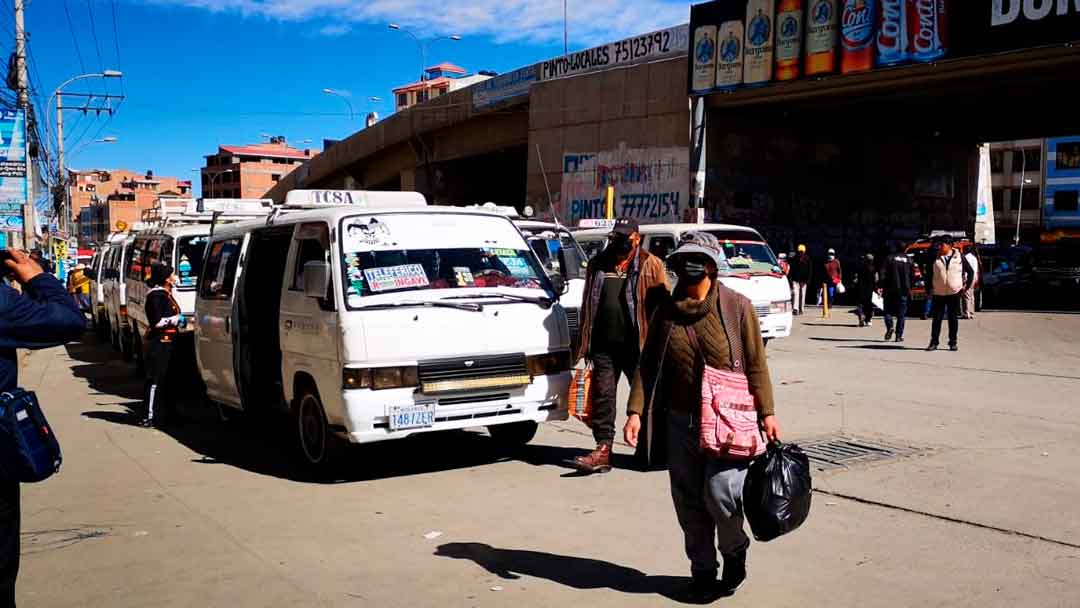 Minibus de transporte público en El Alto, en el cruce Villa Adela.