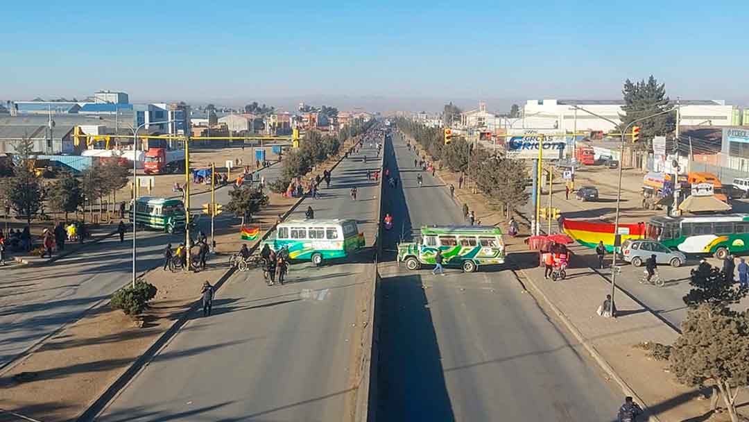 La avenida 6 de marzo completamente bloqueado, es la ruta nacional que conecta a La Paz con el oriente y el occidente.