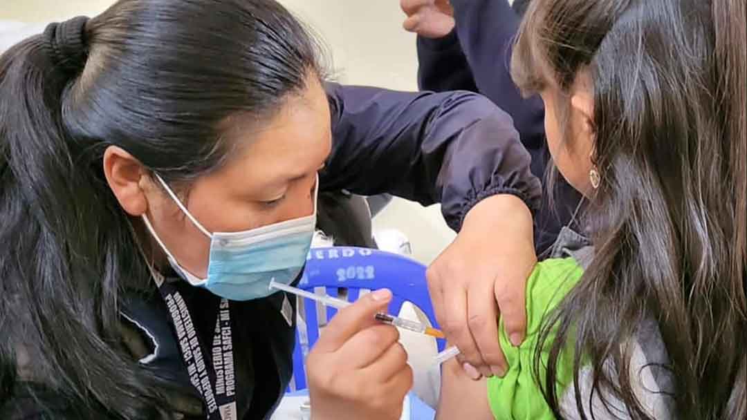 Personal de salud vacuna a una niña contra el Covid-19.