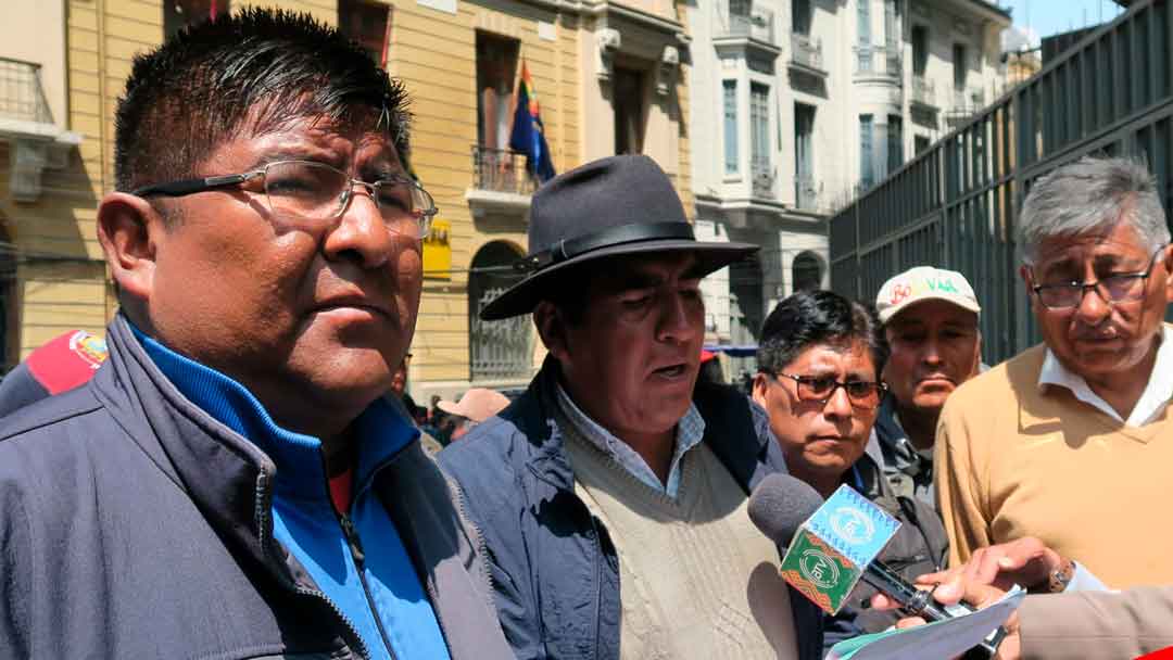 Dirigentes de los sectores sociales que componen la Asamblea de Alteñidad en contacto con la prensa.