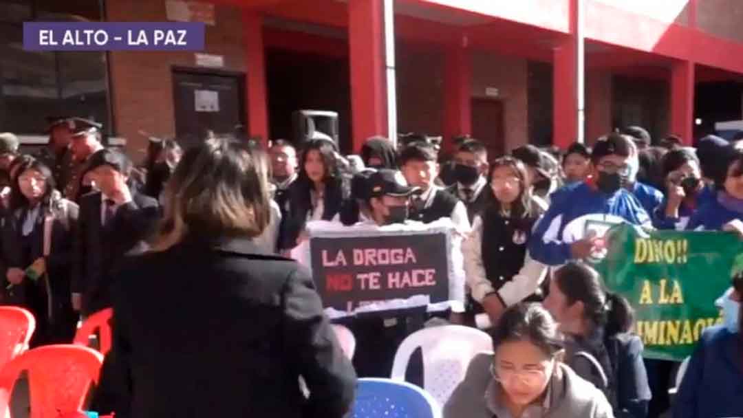 Campaña de prevención contra la inseguridad y discriminación en colegios de El Alto.