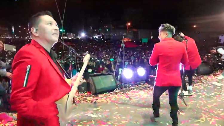El grupo musical Veneno en su presentación en la serenata por el 38 aniversario de El Alto.