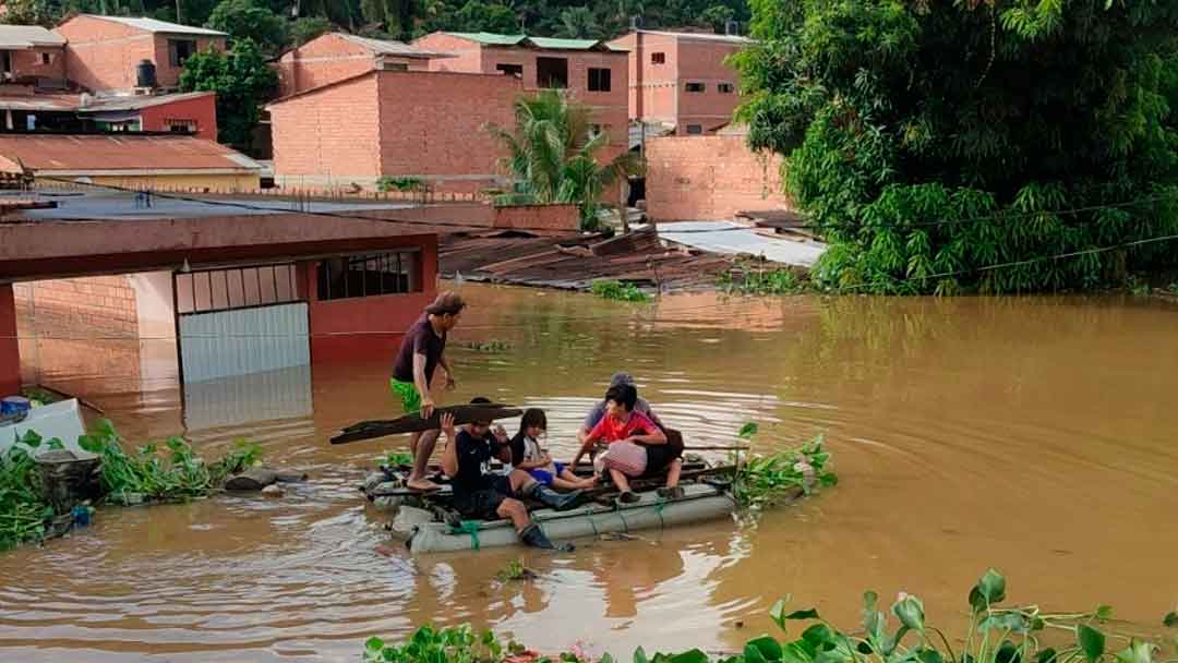 Inundaciones en el municipio de Tipuani, las lluvias causan el colapso de dos muros. 