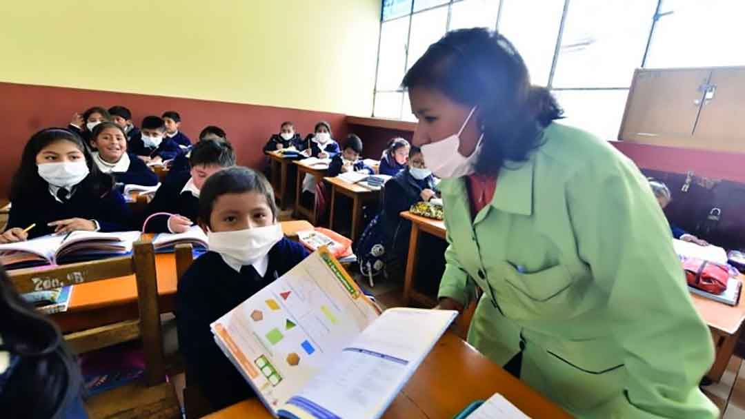 Recomiendan mantener el uso de los barbijos y otras medidas de bioseguridad en las unidades educativas