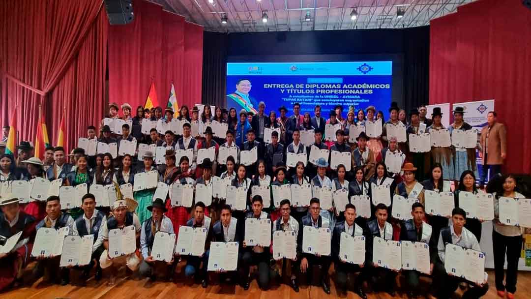 105 nuevos profesionales reciben sus títulos en provisión nacional de la Universidad Indígena Boliviana Aymara “Túpak Katari”.
