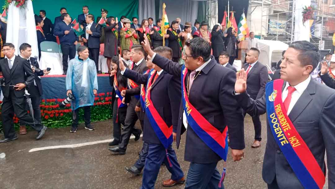 El Rector de la UPEA y toda su comitiva realiza su paso por el palco principal del desfile cívico militar policial de El Alto