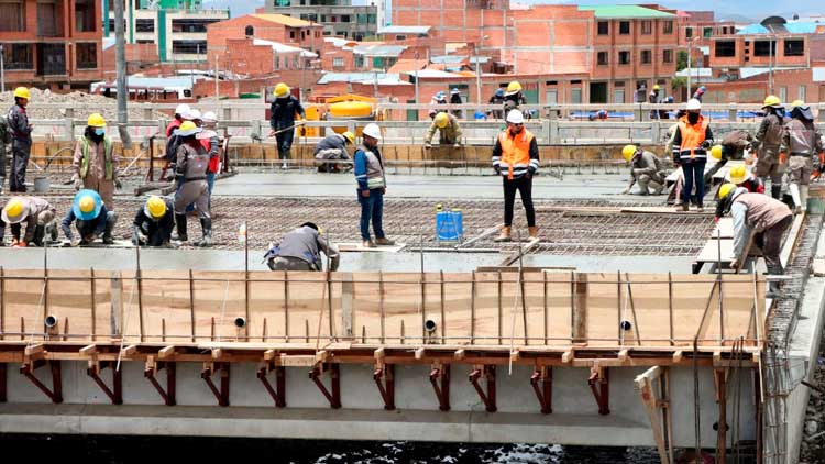 Obreros en pleno trabajo en una construcción en la ciudad de El Alto.