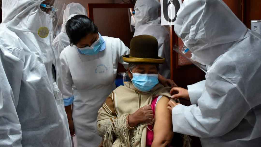 Personal médico vacunando a la población contra el Covid-19.