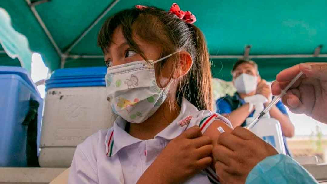 Una niña recibe la vacuna contra la influenza.