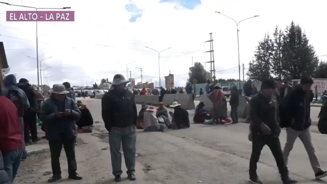 “Molestos” vecinos de El Alto bloquean vías exigiendo aprobación del crédito para el proyecto carretero Senkata – Apacheta, advierten paro indefinido.