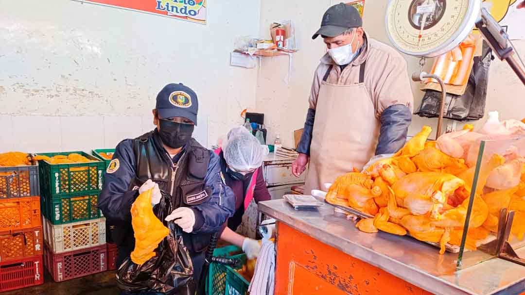 Intendencia de El Alto activa controles en la venta de carne de pollo en la zona de 12 de Octubre por las fiestas de fin de año.