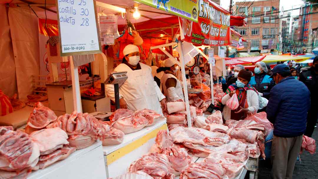 Venta de carne de cerdo en la zona Garita de la ciudad de La Paz.