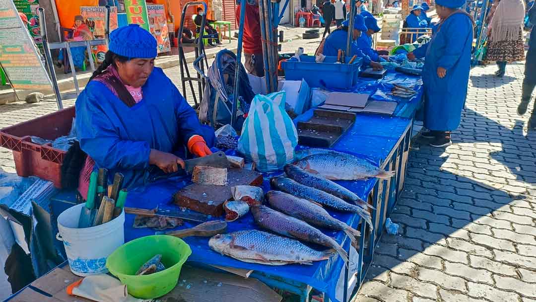 Puesto de venta de pescados en El Alto con motivo de Semana Santa.