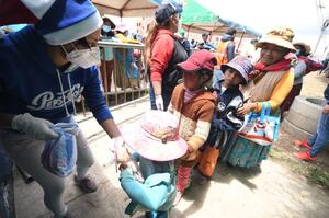 CBN a través de su marca Pepsi entrega juguetes a niñas y niños de El Alto