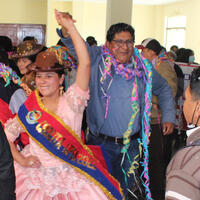 Con globos y serpentina UPEA realiza tradicional Ch’alla carnavalera