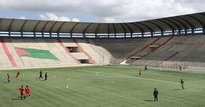 Instalan sistema de iluminación en el Estadio de Villa Ingenio 