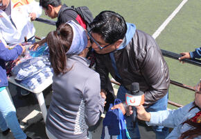 Dotan implementos deportivos a docentes de Odontología de la UPEA 