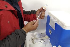En Cinebol de El Alto vacunan contra la influenza, covid-19 y sarampión