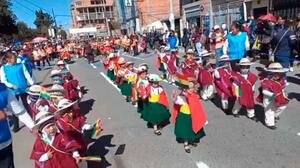 Estudiantes y militares de El Alto rinden su homenaje a la Bandera Boliviana en su día