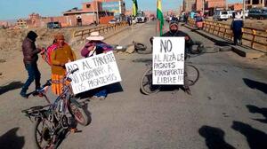 Vecinos y gremiales de los Distrito 8 y 4 de El Alto bloquean por tarifas de transporte y “trameaje”