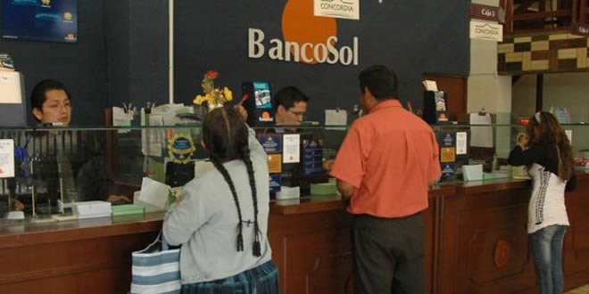 Usuarios del sistema financiero realizan transacciones monetarias