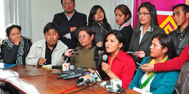 La alcaldesa Soledad Chapetón ayer en conferencia de prensa acompañada de representantes vecinales.