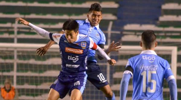 Rudy Cardozo y Joselito Vaca saltan por un balón. El partido fue brusco a ratos.