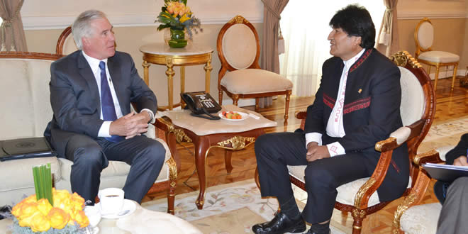 La reunión del presidente Evo Morales con Peter M. Brennan de la embajada de EEUU.