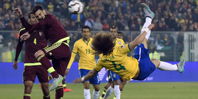 El brasileño Davi Luiz (4) ensaya una chilena sobre el arco venezolano.