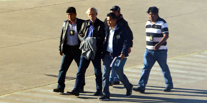 Carlos Chávez (c.) cuando fue trasladado al penal de Palmasola.