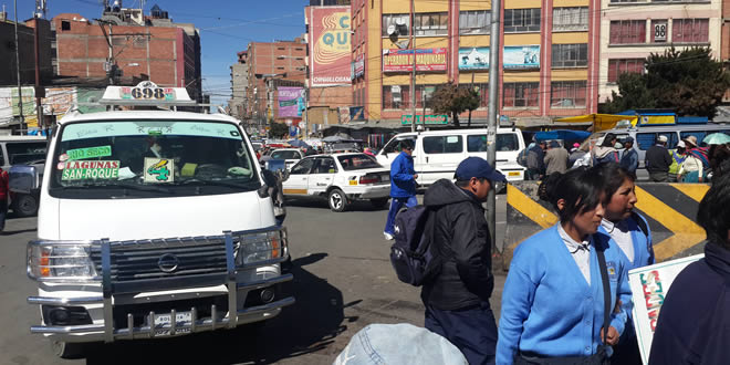 Peatones caminan en medio de los vehiculos que circulan en el céntrico sector de la Ceja El Alto 