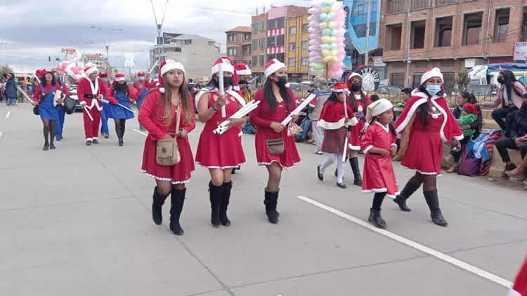 Desfile navideño en la ciudad de El Alto.