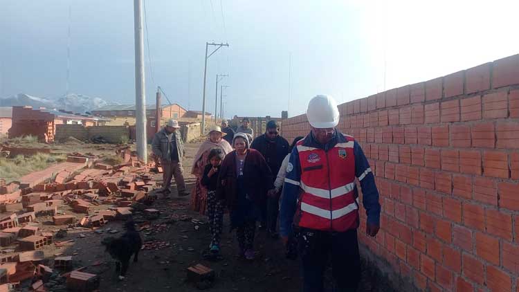 Reportan cinco viviendas destruidas y otros muros perimetrales, tras el paso de un tornado.
