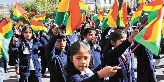 Desfiles escolares forman parte de los actos festivos por el Día de la Bandera