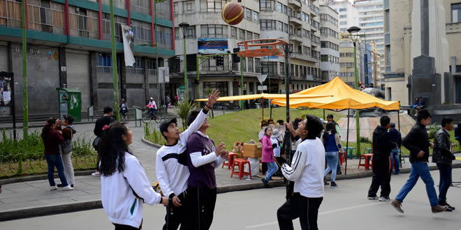 Jóvenes hacen deporte en el Día del Peatón.