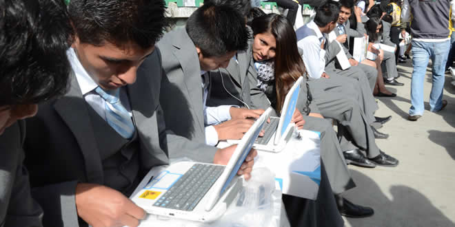 Estudiantes usan la computadoras kuaa emsamblada por Quipus.