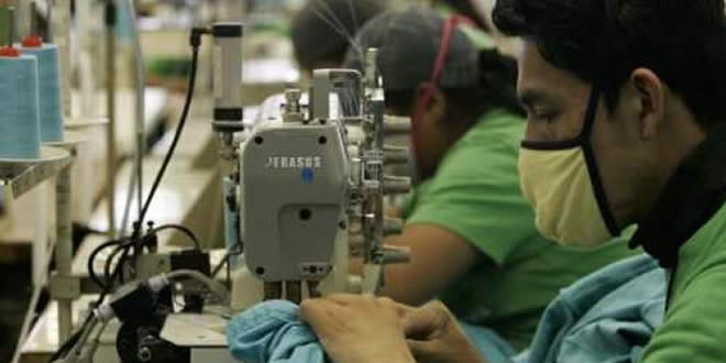 Trabajadores en manufacturas de la industria textil en Bolivia.
