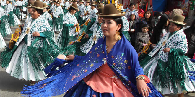 Bailarina en la entrada Virgen del Carmen realiza su demostración