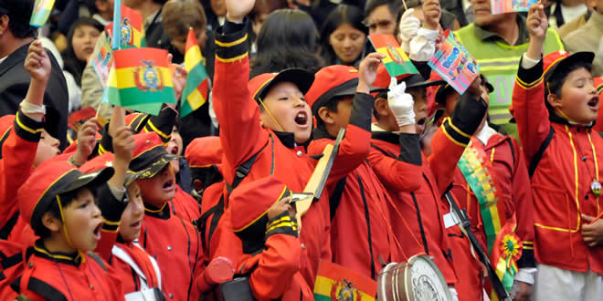 Niños disfrazados de Juancito Pinto celebran su bono en la entrega de la gestión 2014.